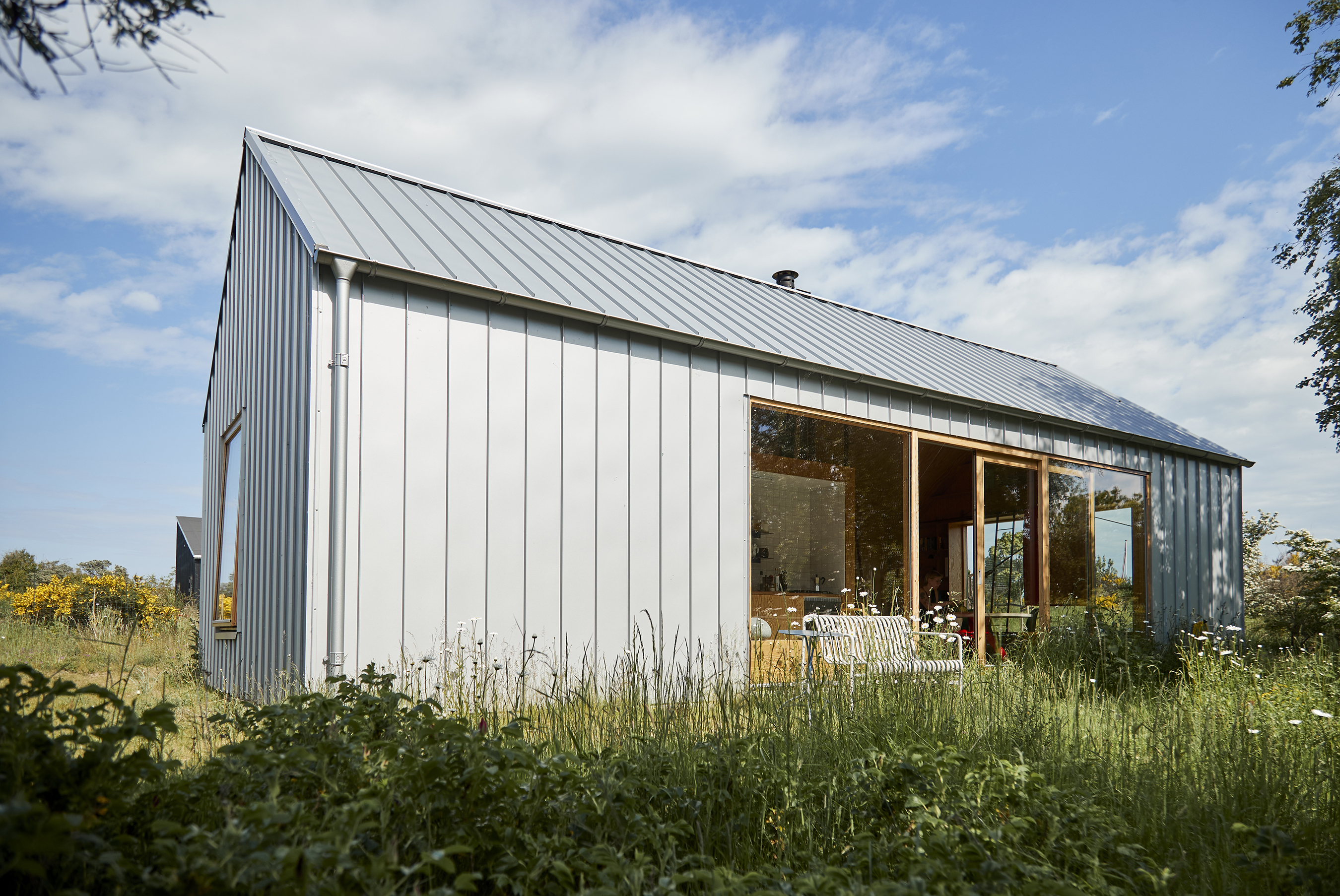 Dach- und Fassadenverkleidung für das Sommerhaus mit Nordic Klickfalz